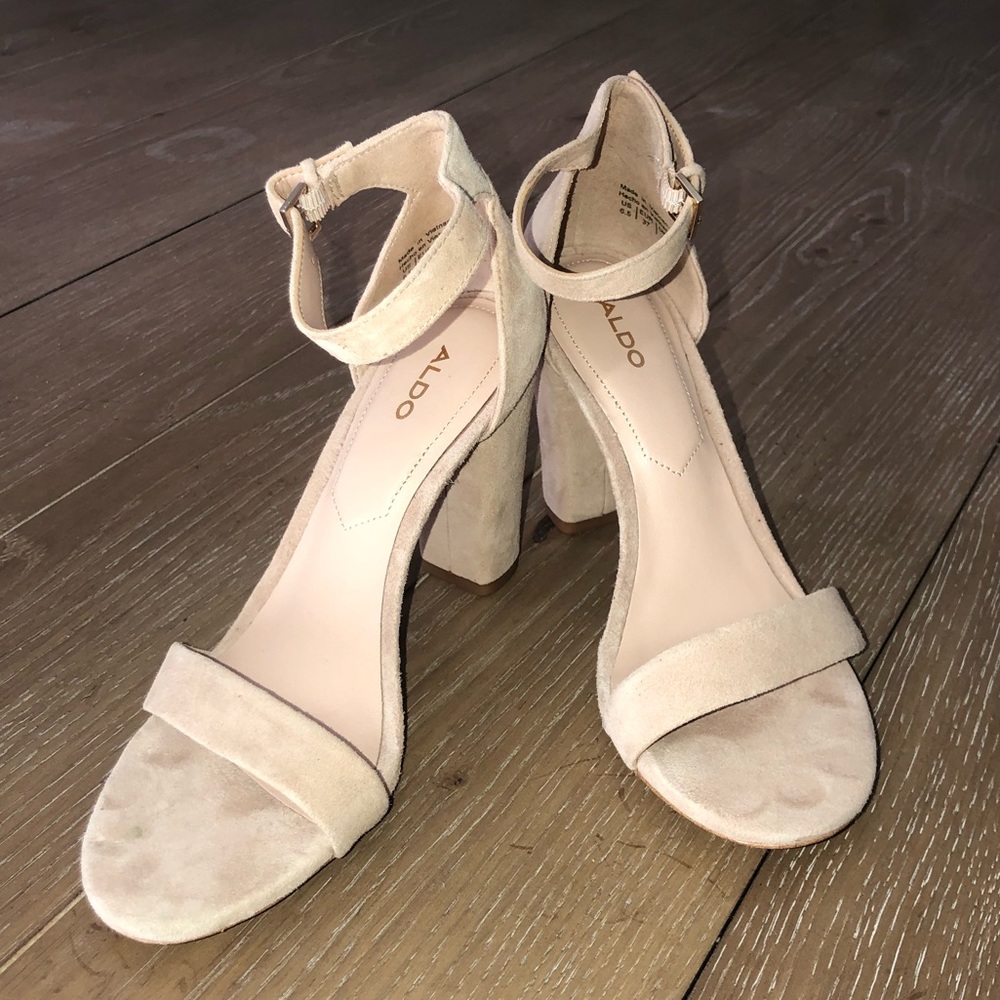 Tan ALDO heel size 6.5. Heel is 3 inches